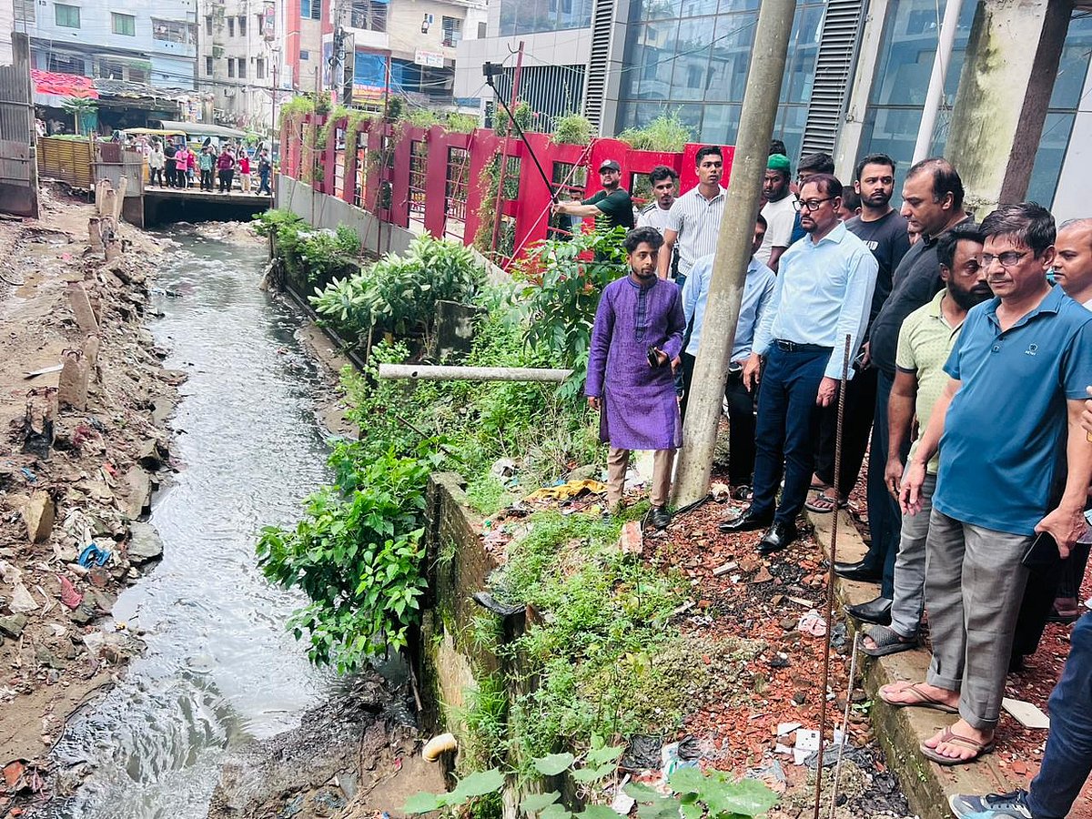 জলাবদ্ধতায় ক্ষতিগ্রস্ত রাস্তা দেখতে চট্টগ্রাম নগরের ফরিদার পাড়া এলাকায় যান মেয়র শাহাদাত হোসেন। আজ দুপুরে তোলা