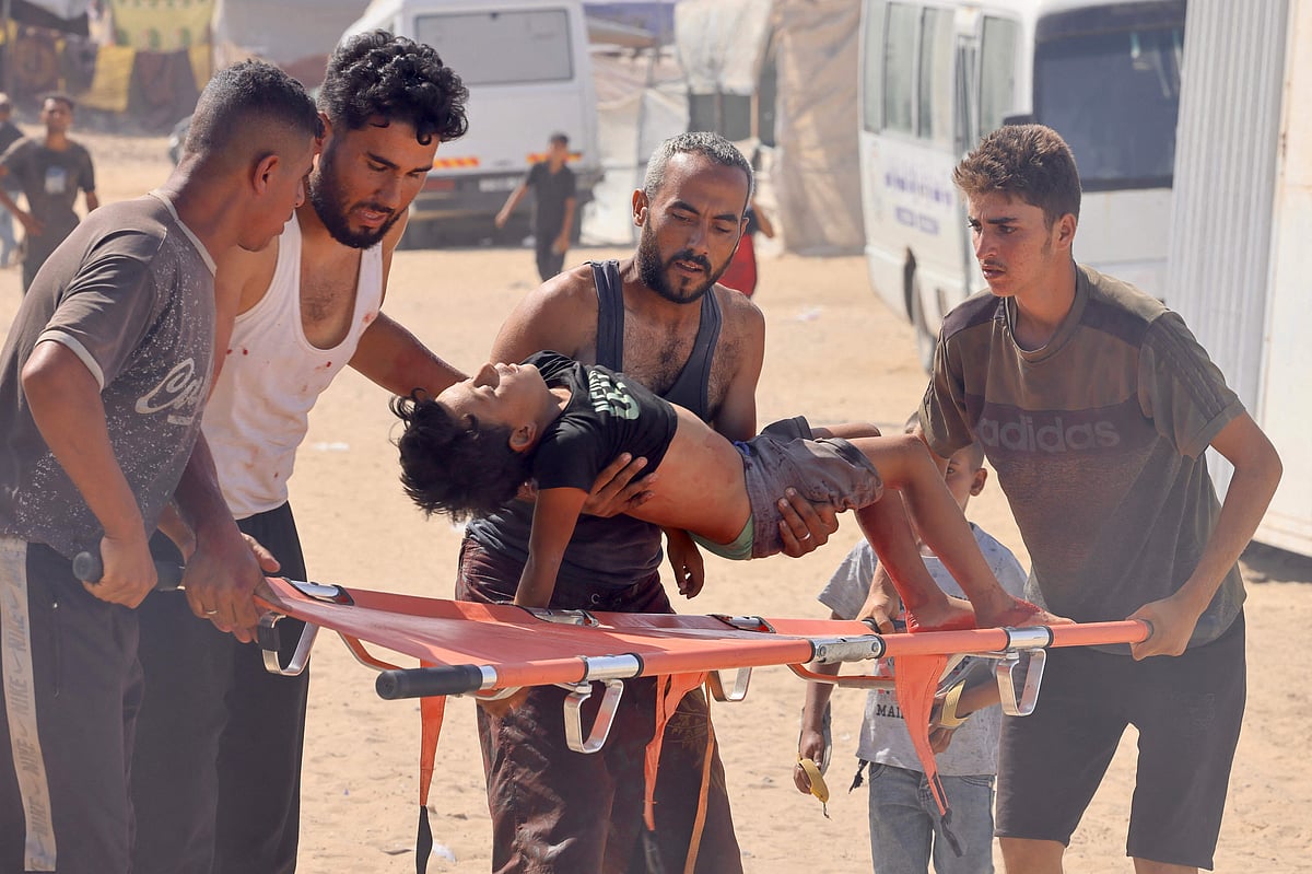 ইসরায়েলের হামলায় আহত এক ফিলিস্তিনি শিশুকে উদ্ধার করে হাসপাতালে নিয়ে যাওয়া হচ্ছে