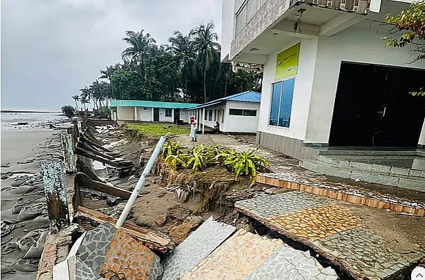 সম্প্রতি জোয়ারের আঘাতে ক্ষতিগ্রস্ত সেন্ট মার্টিন দ্বীপের একটি রিসোর্ট।