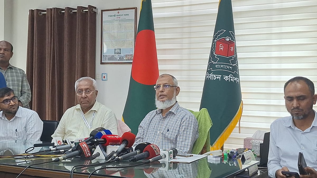 নির্বাচন কমিশনার আনোয়ারুল ইসলাম সরকার সংসদীয় আসনের সীমানা নির্ধারণ নিয়ে সাংবাদিকদের ব্রিফ করেন। আজ বুধবার বিকেলে রাজধানীর আগারগাঁওয়ে নির্বাচন ভবনে