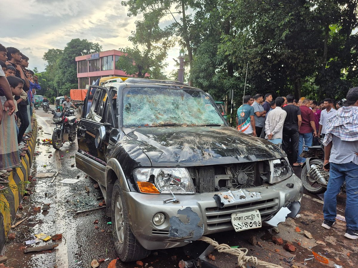 রাউজানে সংঘর্ষের সময় ভাঙচুর করা গাড়ি। গতকাল বিকেলে সত্তার ঘাট এলাকায়