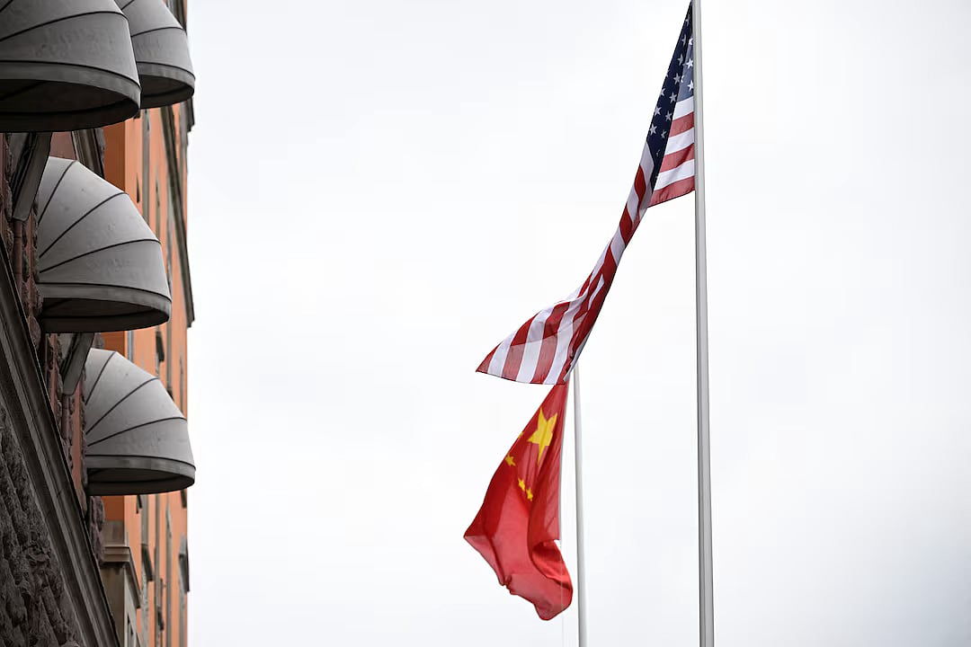সুইডেনের স্টকহোমের সরকারি দপ্তরের সামনে যুক্তরাষ্ট্র ও চীনের পতাকা। ২৯ জুলাই, ২০২৫