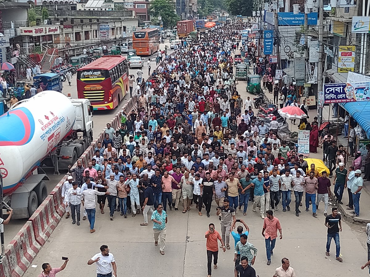 চট্টগ্রামের মিরসরাই উপজেলা বিএনপি ও যুবদলের পাঁচ নেতাকে বহিষ্কারের প্রতিবাদে দলের একাংশের বিক্ষোভ মিছিল। আজ দুপুরে উপজেলা সদর এলাকায় ঢাকা–চট্টগ্রাম মহাসড়কে