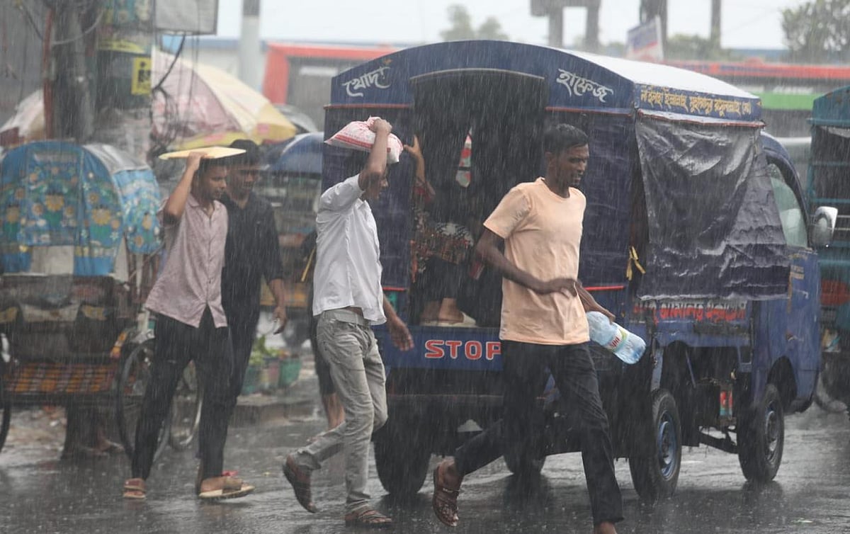 টানা বৃষ্টিতে ভোগান্তিতে পড়েছেন কাজে বের হওয়া মানুষজন। এ কে খান মোড় এলাকা, চট্টগ্রাম, ৩১ জুলাই, সকাল ১০টায় তোলা