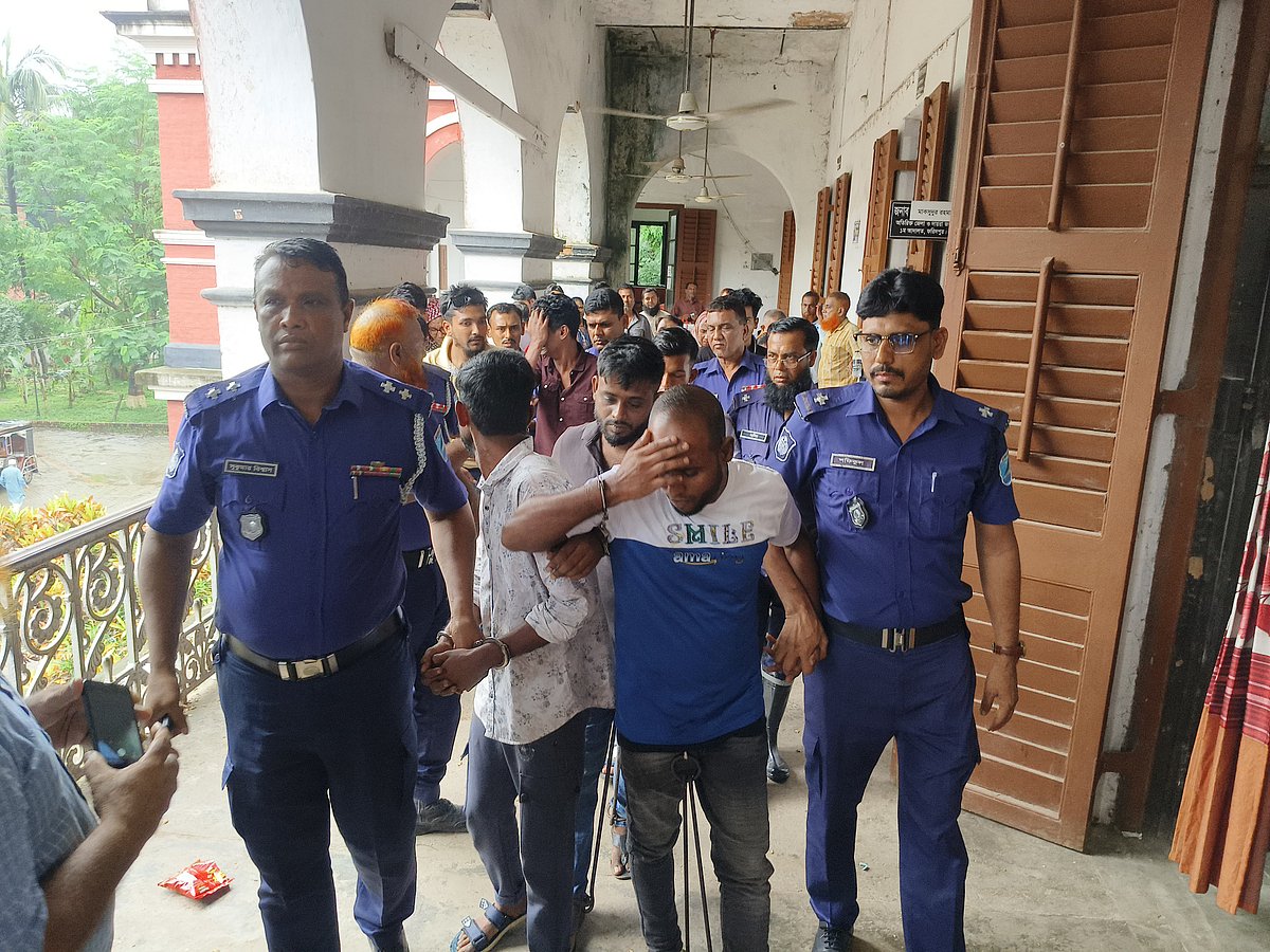 রায় ঘোষণার পর সাজাপ্রাপ্ত আসামিদের পুলিশ পাহারায় ফরিদপুর জেলা কারাগারে নেওয়া হয়। আজ দুপুরে আদালত প্রাঙ্গণে