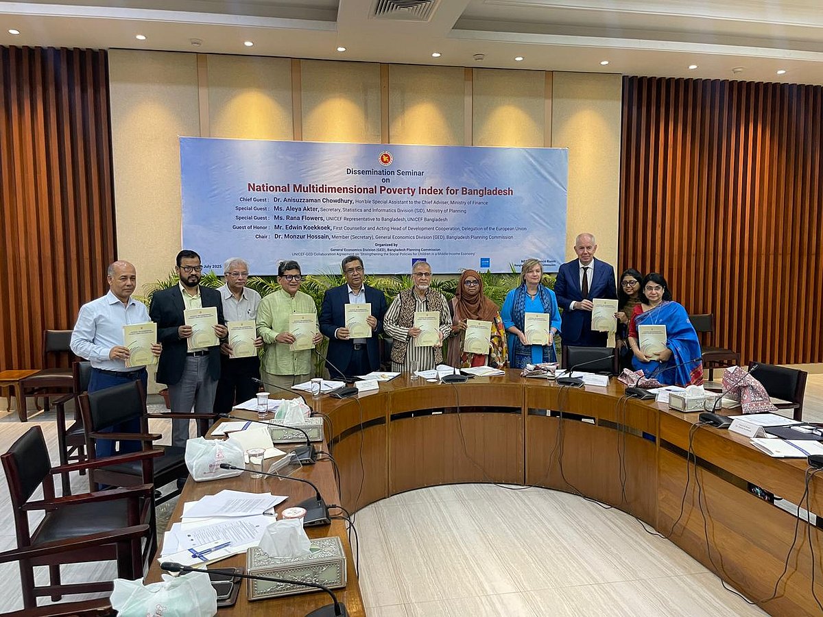 বহুমাত্রিক দারিদ্র্য সূচক প্রকাশ অনুষ্ঠানে প্রধান অতিথিসহ অন্য অতিথিরা