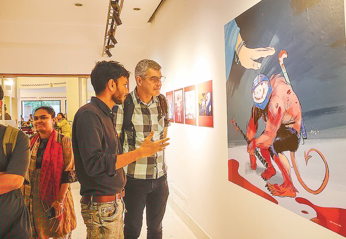 ই-আরকির আয়োজনে বিদ্রূপে বিদ্রোহ প্রদর্শনীতে দর্শকদের একাংশ। গতকাল রাজধানীর ধানমন্ডির আলিয়ঁস ফ্রঁসেজের লা গ্যালারিতে