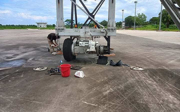 সিলেট ওসমানী আন্তর্জা‌তিক বিমানবন্দরে বো‌র্ডিং ব্রিজের চাকা খুলতে গিয়ে আজ বৃহস্প‌তিবার সে‌টি ফে‌টে যায়