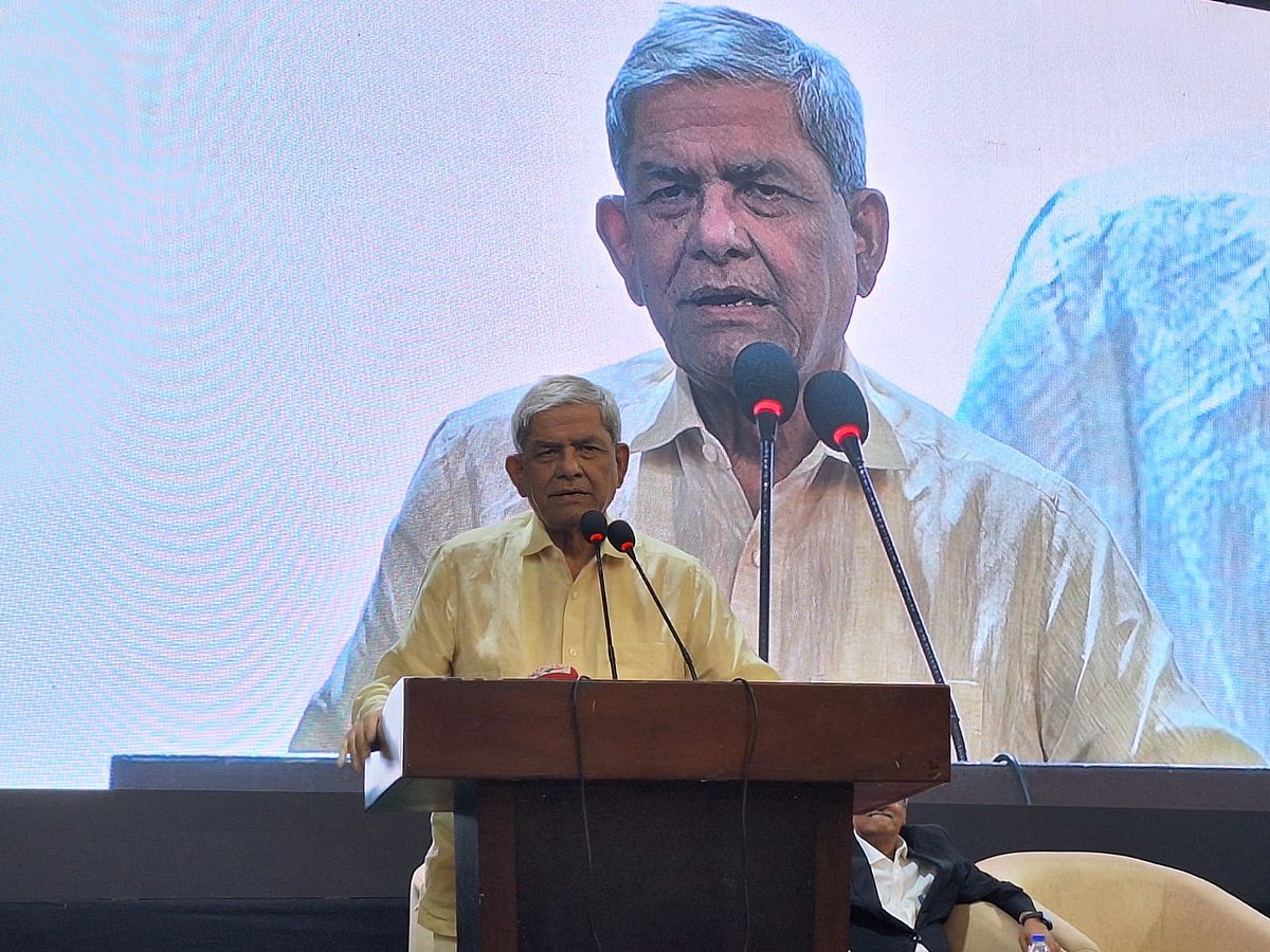 ‘ফ্যাসিবাদ থেকে গণতন্ত্রে উত্তরণের পথে আইনজীবীদের ভূমিকা: আলোচনা ও ডকুমেন্টারি প্রদর্শনী’ শীর্ষক এক অনুষ্ঠানে প্রধান অতিথির বক্তব্য দেন বিএনপির মহাসচিব মির্জা ফখরুল ইসলাম আলমগীর। আজ বৃহস্পতিবার সন্ধ্যায় রাজধানীর সুপ্রিম কোর্ট আইনজীবী সমিতি মিলনায়তনে