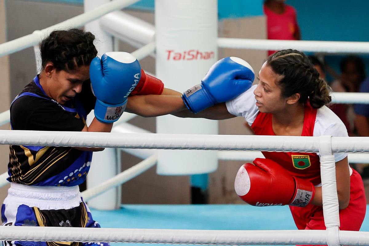 পাঞ্চ করছেন জিনাত ফেরদৌস, রক্ষণে আফরা খন্দকার