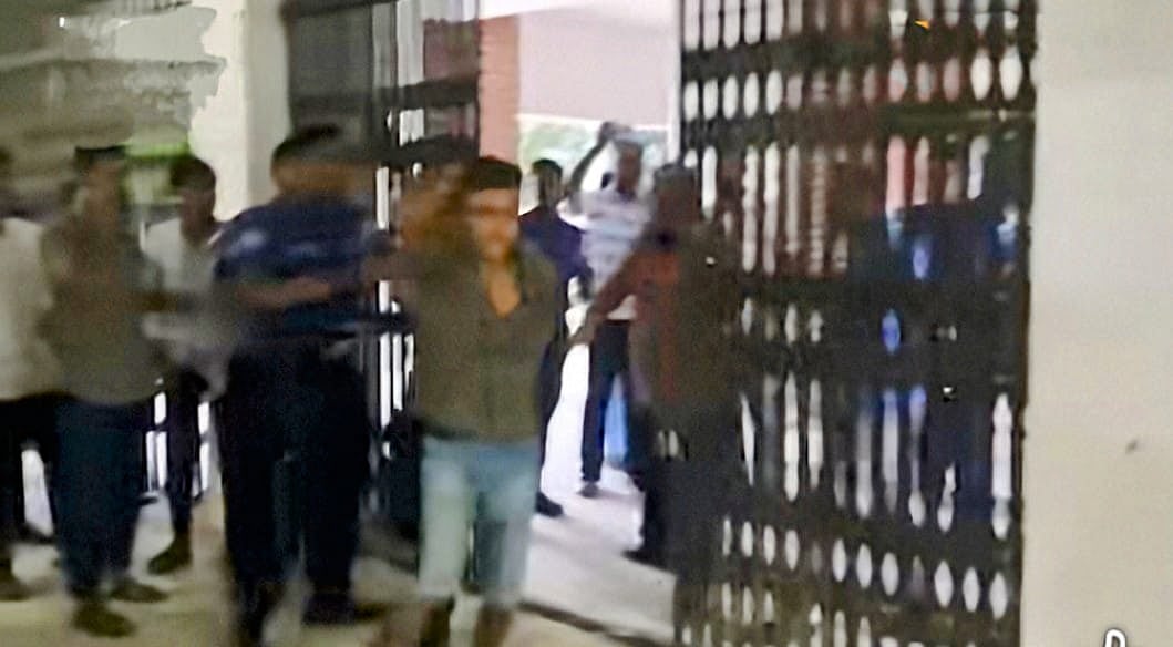 আদালত চত্বরে আসামিদের ডিম ছুড়ে মারার চেষ্টার অভিযোগে আটক ছাত্রদল নেতা–কর্মীদের ছেড়ে দেওয়া হয়েছে। বুধবার সন্ধ্যায়