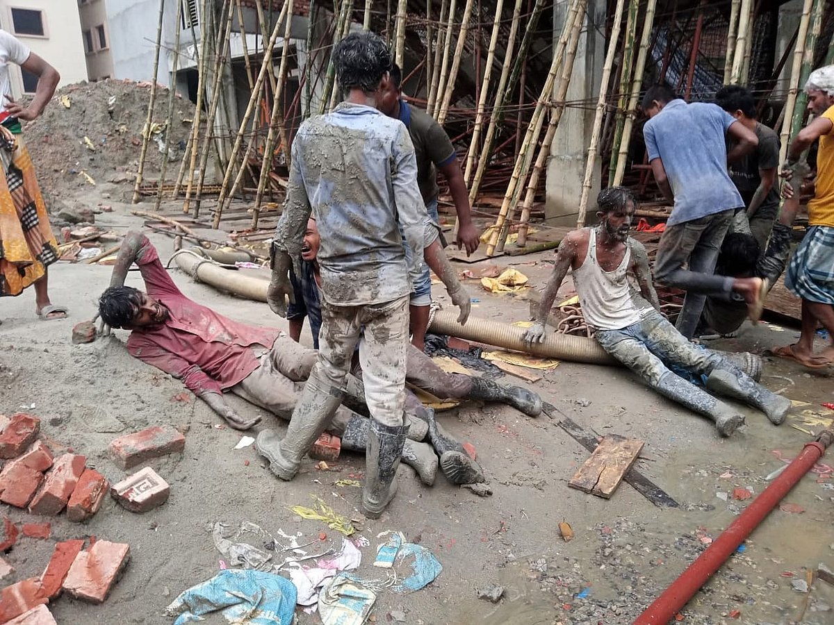 ময়মনসিংহের ত্রিশালে অবস্থতি জাতীয় কবি কাজী নজরুল ইসলাম বিশ্ববিদ্যালয়ে নির্মাণাধীন ভবনের ছাদ ধসে অন্তত ১০ শ্রমিক আহত হয়েছেন। আজ বৃহস্পতিবার বিকেলে