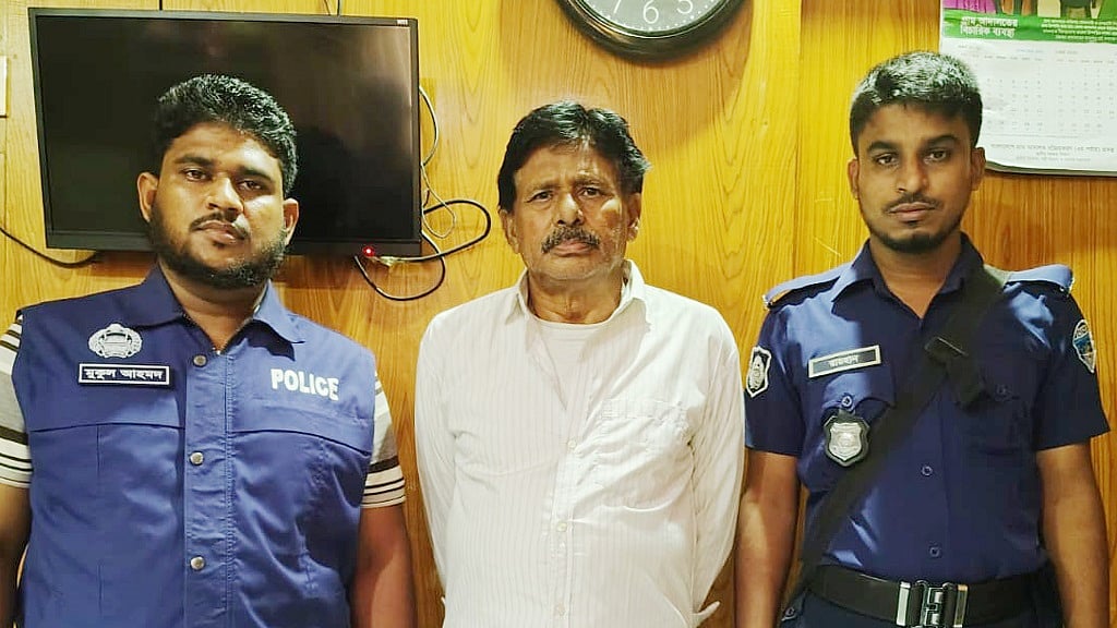 নোয়াখালীর হাতিয়ার শ্বশুরবাড়ি থেকে গ্রেপ্তার সন্দ্বীপ উপজেলা আওয়ামী লীগের সভাপতি আলাউদ্দিন। আজ সকালে হাতিয়া থানায়