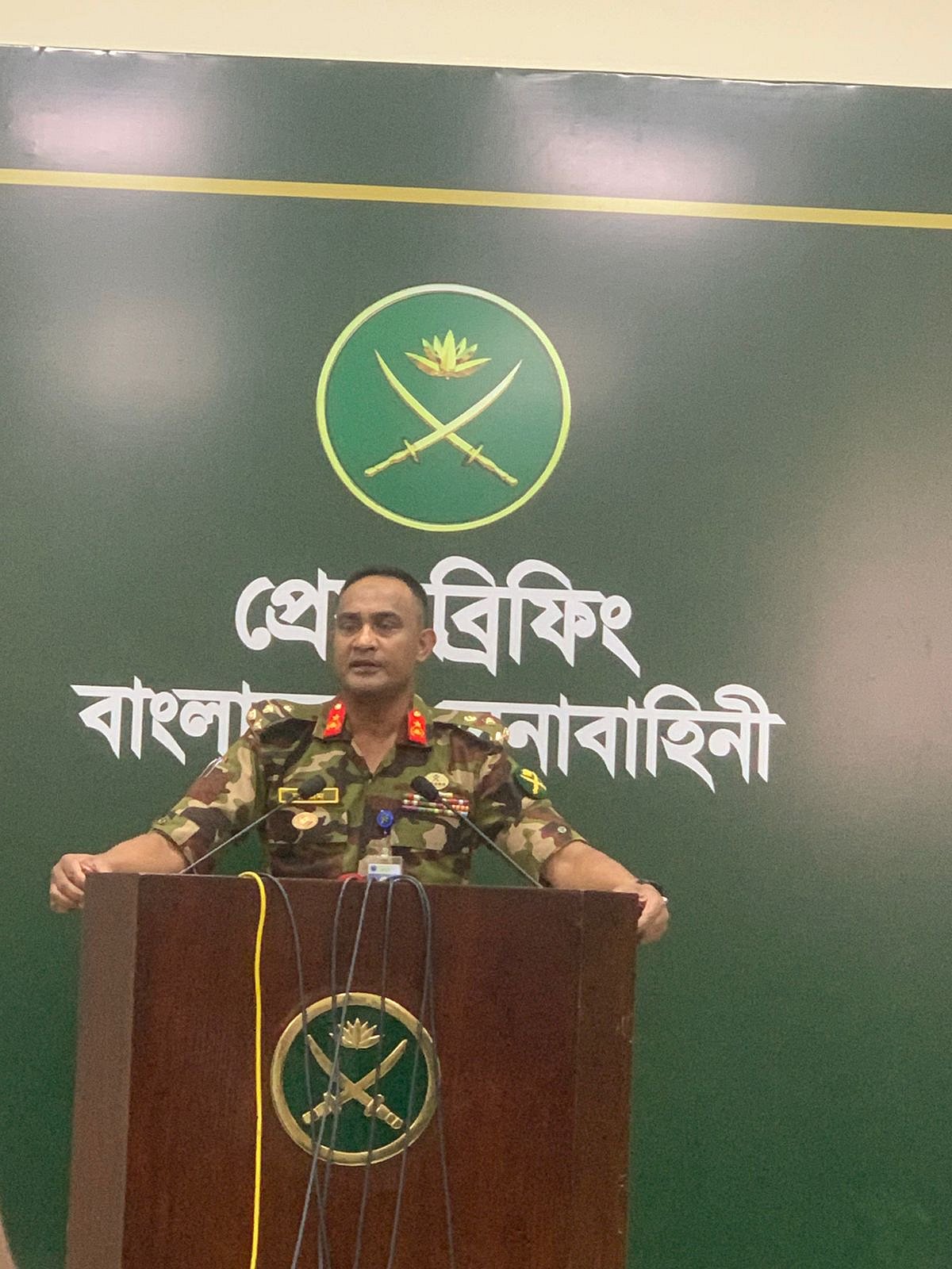 সেনা সদরের ব্রিফিংয়ে সেনাবাহিনীর মিলিটারি অপারেশনসের পরিচালক ব্রিগেডিয়ার জেনারেল মো. নাজিম-উদ-দৌলা। আজ বৃহস্পতিবার দুপুরে ঢাকা সেনানিবাসের অফিসার্স মেস-এ–তে এই ব্রিফিং হয়