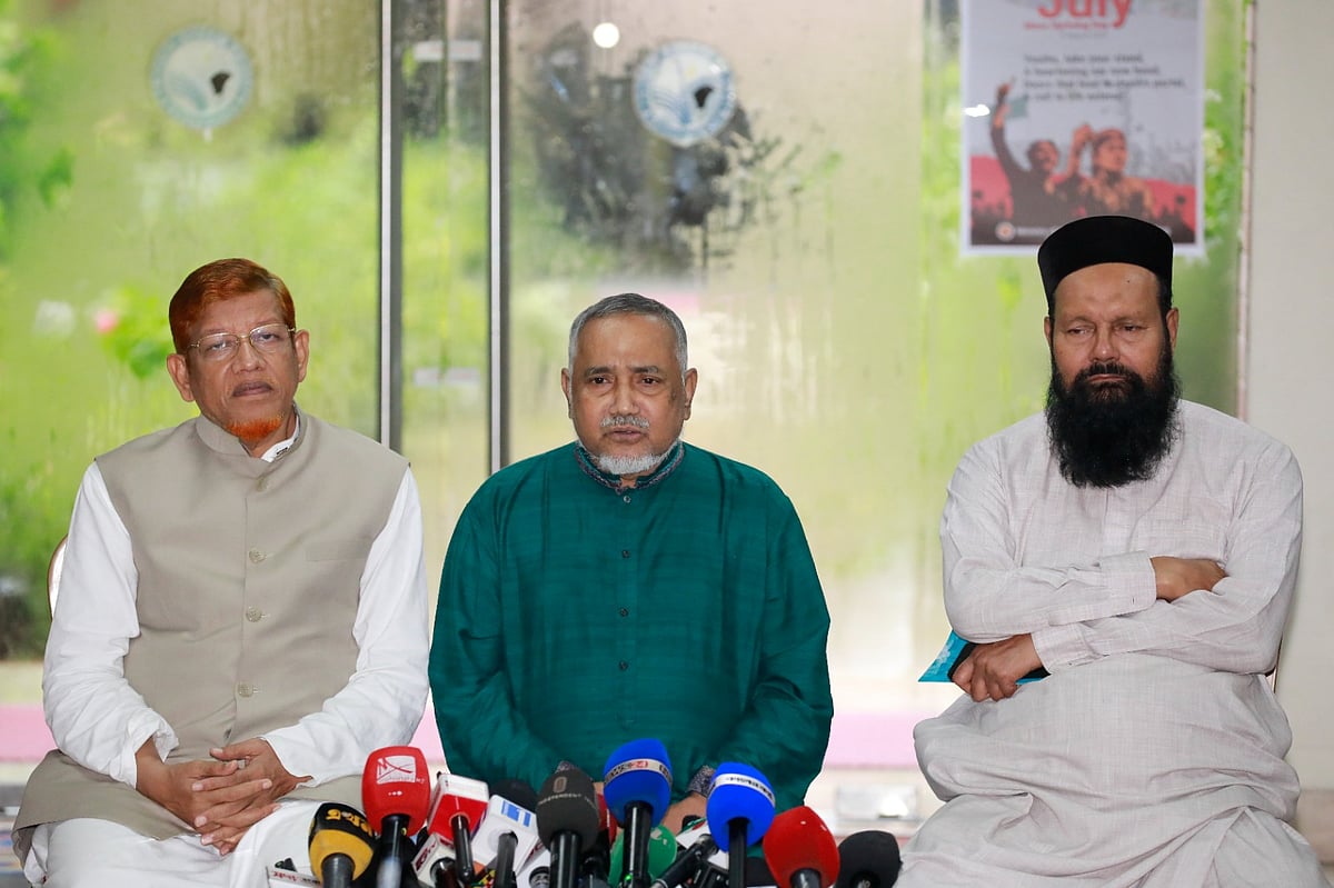 রাজনৈতিক দলগুলোর সঙ্গে জাতীয় ঐকমত্য কমিশনের সংলাপের বিরতিতে সাংবাদিকদের সঙ্গে কথা বলেন জামায়াতের নায়েবে আমির সৈয়দ আবদুল্লাহ মুহাম্মদ তাহের