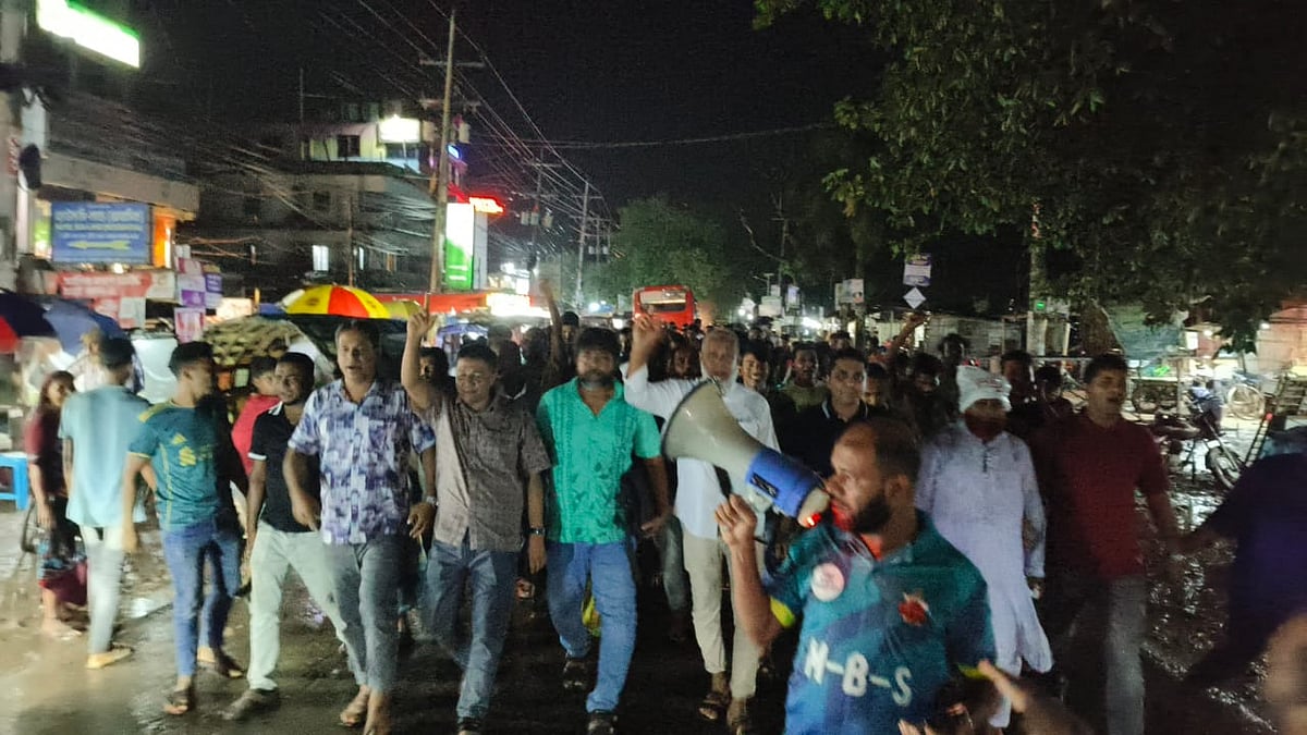 সংসদীয় আসন পুনর্বিন্যাসের প্রতিবাদে সাতক্ষীরার শ্যামনগরে স্থানীয় বাসিন্দাদের বিক্ষোভ। গতকাল রাত সাড়ে আটটার দিকে পৌর সদরে