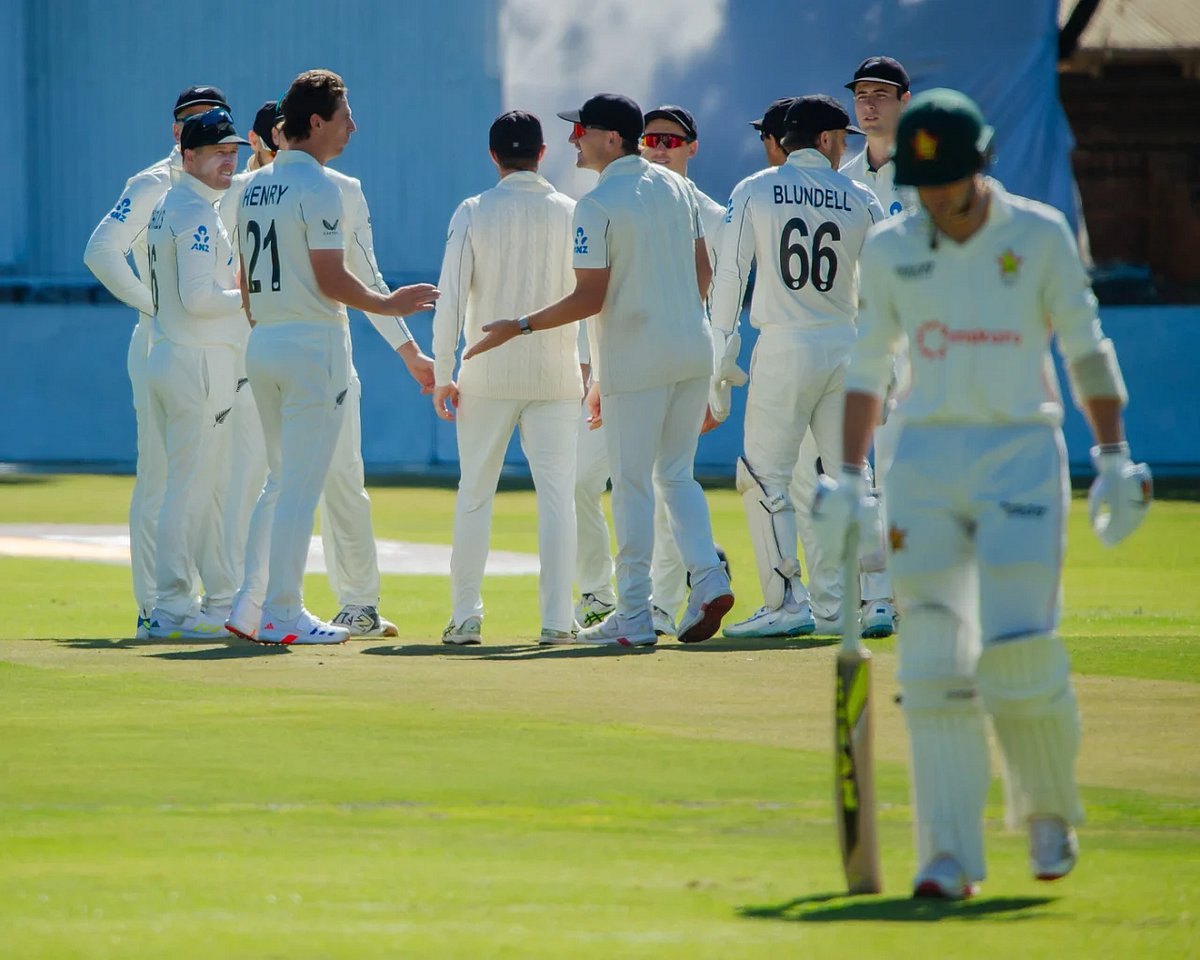 ইনিংস হারের শঙ্কা নিয়ে তৃতীয়  দিন মাঠে নামবে জিম্বাবুয়ে