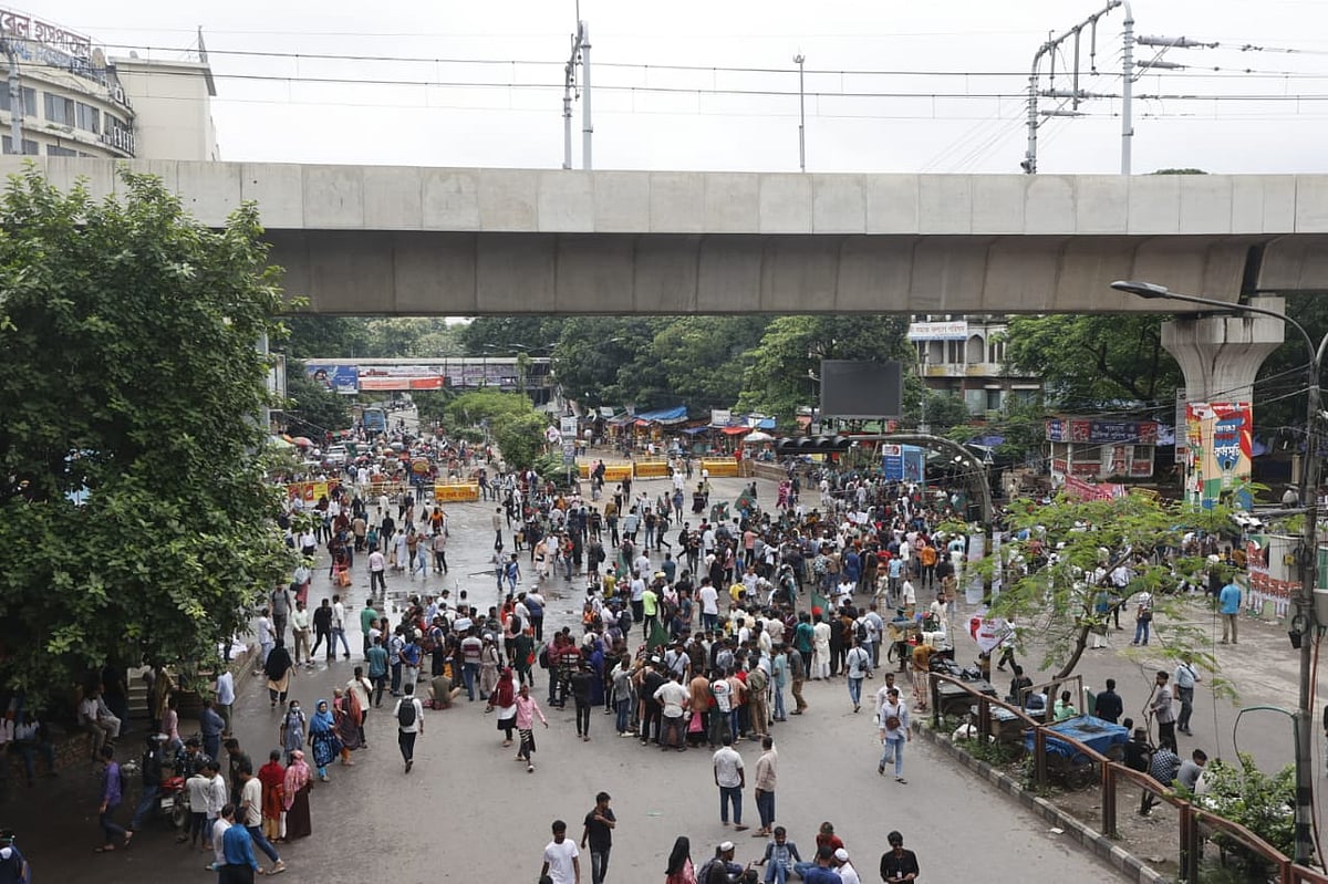 রাজধানীর শাহবাগ মোড়ে অবরোধ। আজ বৃহস্পতিবার বেলা সাড়ে ১১টার দিকে