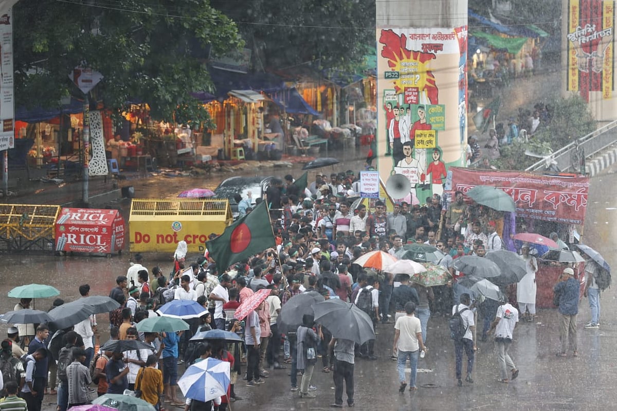 শাহবাগ মোড় অবরোধ করে সকাল সাড়ে ১০টা থেকে জুলাই শহীদ পরিবার ও জুলাই যোদ্ধাদের (আহত) ব্যানারে অবস্থান কর্মসূচি পালন করছেন জুলাই যোদ্ধারা