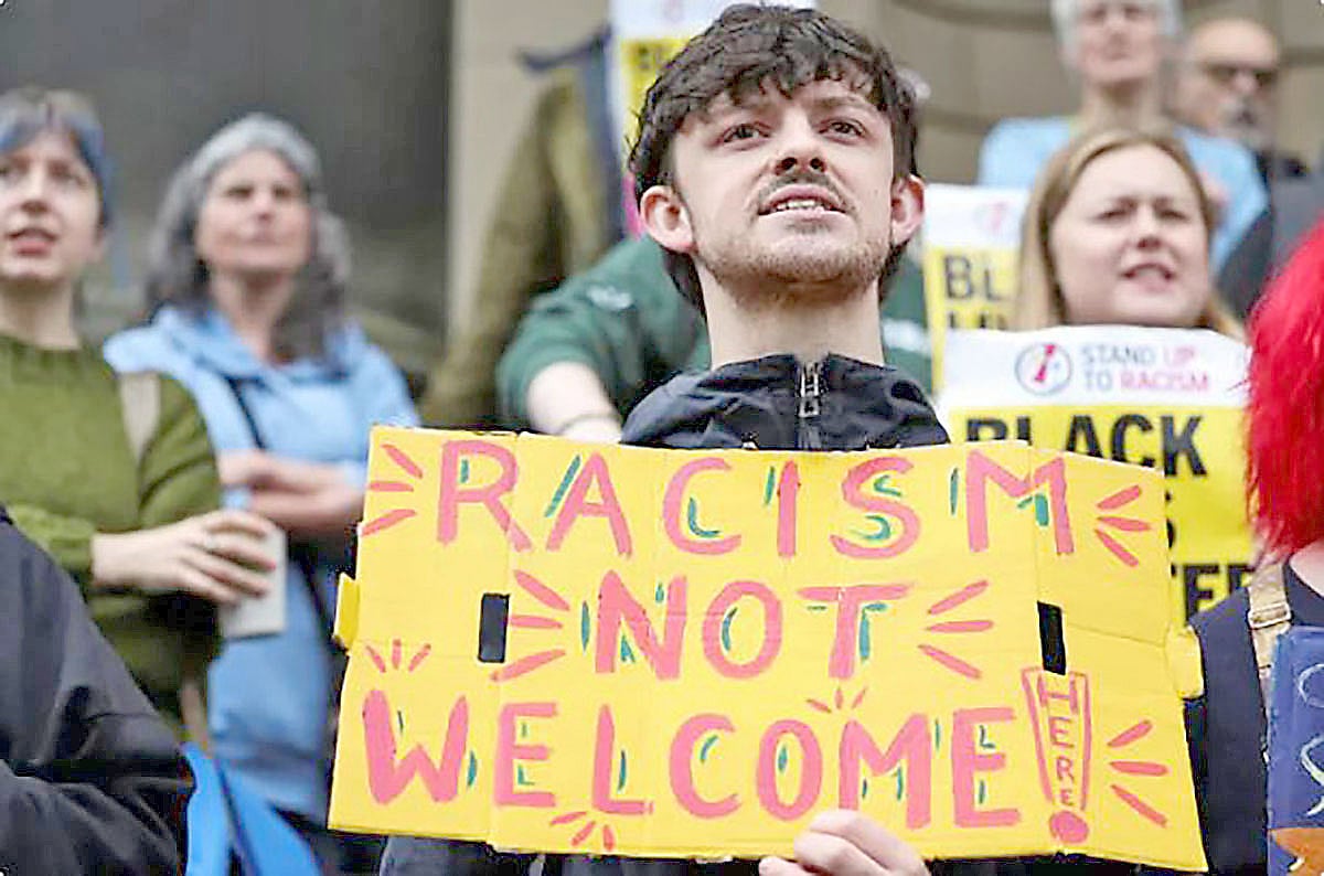 লন্ডনে বর্ণবাদবিরোধী একটি প্রতিবাদ সমাবেশ।