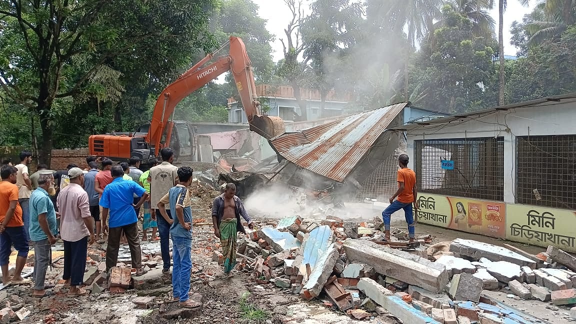 ময়মনসিংহ নগরে জয়নুল আবেদিন উদ্যানে মিনি চিড়িয়াখানা ও শিশুপার্কের স্থাপনা গুঁড়িয়ে দেওয়া হয়েছে। আজ বৃহস্পতিবার দুপুরে