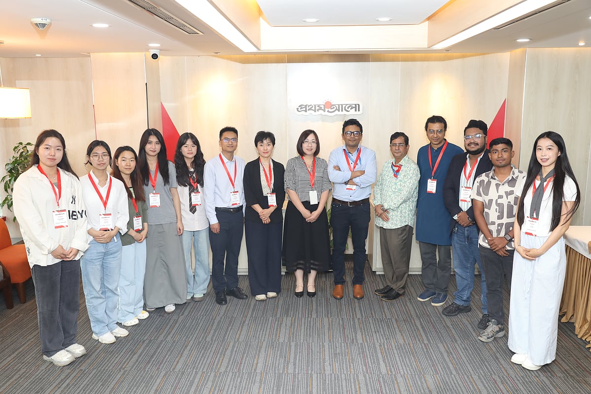 প্রথম আলো কার্যালয়ে চীনের ইউনান ইউনিভার্সিটি ও বাংলাদেশের নর্থ সাউথ ইউনিভার্সিটির শিক্ষক–শিক্ষার্থীরা