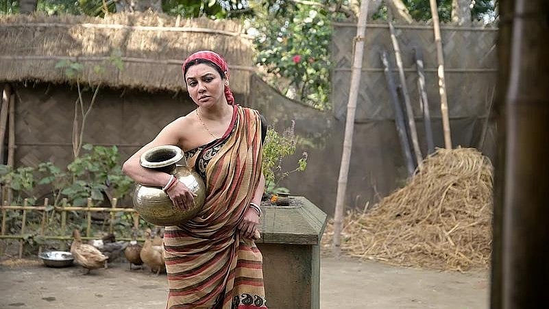 ‘পুতুলনাচের ইতিকথা’ সিনেমার দৃশ্য। আইএমডিবি