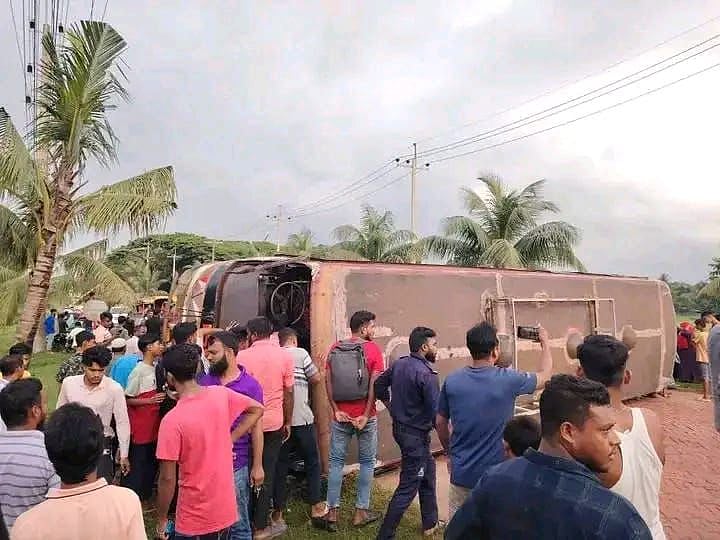 আনোয়ারায় অবস্থিত কোরিয়ান রপ্তানি প্রক্রিয়াজাতকরণ অঞ্চলে শ্রমিকবাহী একটি বাস উল্টে অন্তত ১০ জন শ্রমিক আহত হয়েছেন। আজ বিকেলে