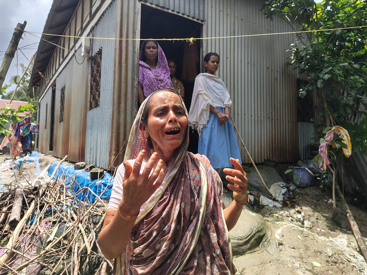 ভাই হারানোর শোকে বিলাপ করছেন জাহাঙ্গীর হোসেনের ছোট বোন রেহানা বেগম। বৃহস্পতিবার সকালে আড়াইহাজারের সালমদী এলাকায়