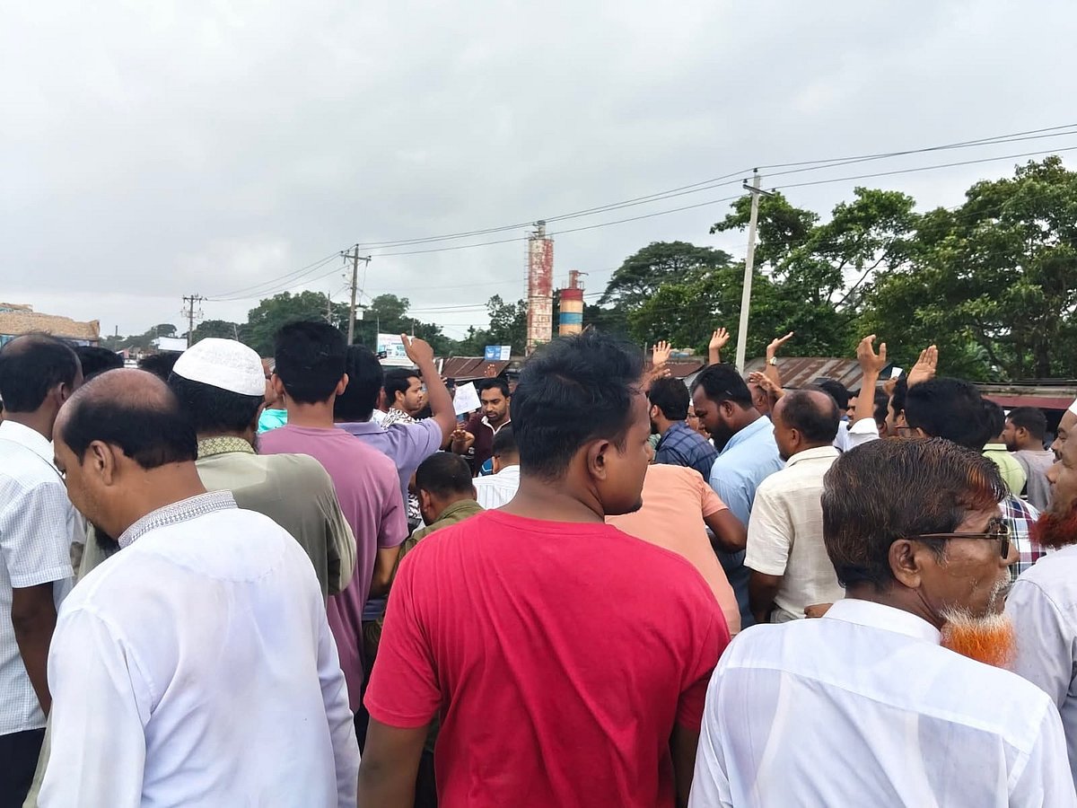 ব্রাহ্মণবাড়িয়া-৩ আসনের সীমানা পুনর্বিন্যাসের প্রতিবাদে বিজয়নগরে মহাসড়ক অবরোধ করে বিক্ষোভ। বৃহস্পতিবার বিকেলে ‍উপজেলার চান্দুরা এলাকায় ঢাকা-সিলেট মহাসড়কে