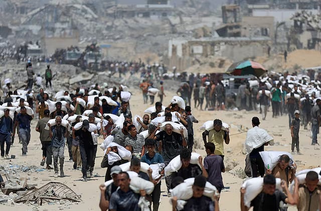 ত্রাণ নিয়ে যাচ্ছেন গাজার বাসিন্দারা