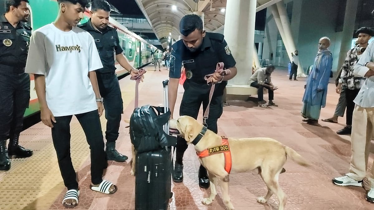 কক্সবাজার আইকনিক রেলস্টেশন ও ট্রেনের বগিতে ডগ স্কোয়াড দিয়ে তল্লাশি চালানো হয়