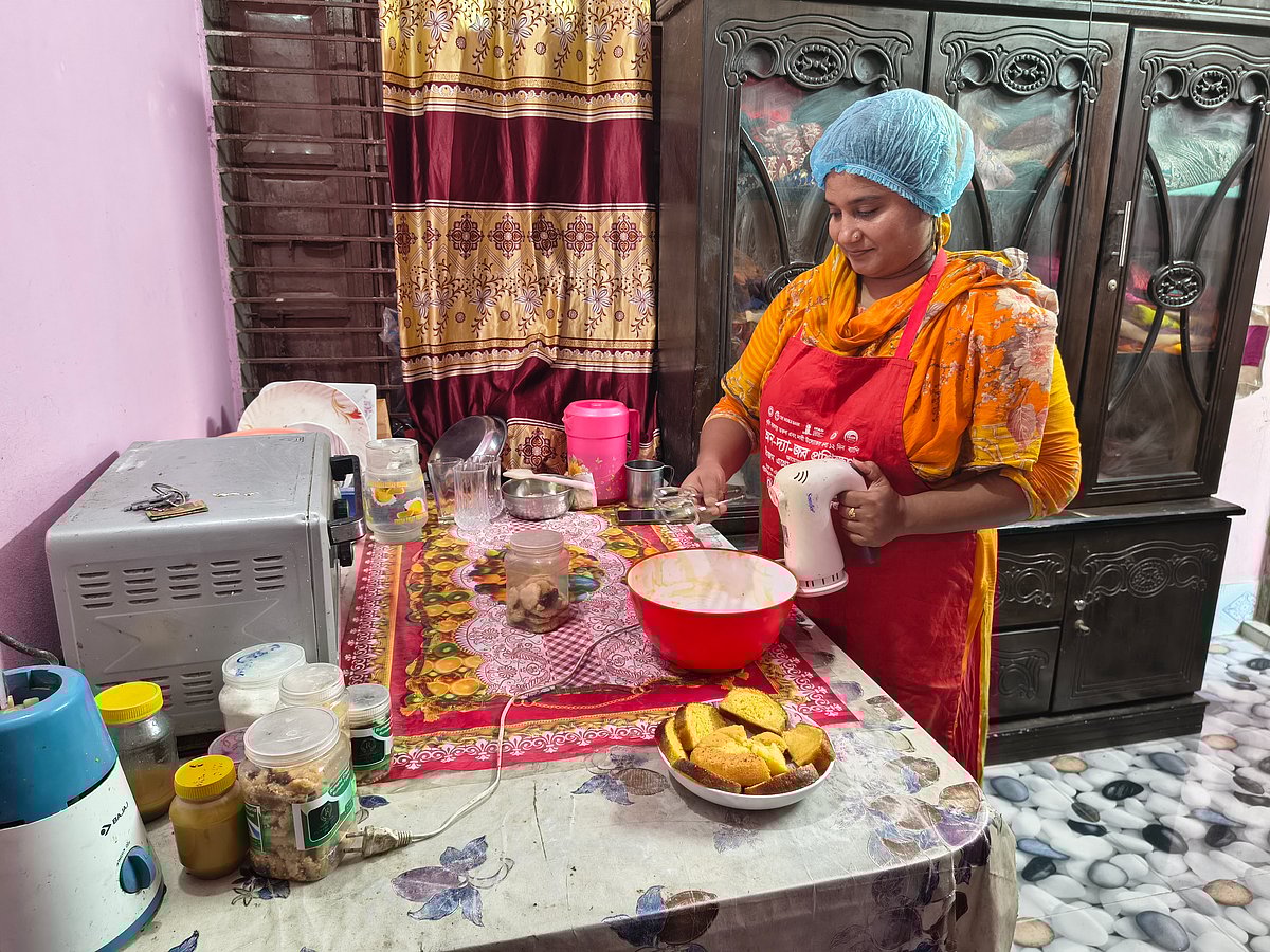 যশোরের রোমানা আক্তার নিজের বাড়িতে খাবার তৈরি করে অনলাইন ও মেলার স্টলে বিক্রি করেন। সম্প্রতি তাঁর বাড়িতে