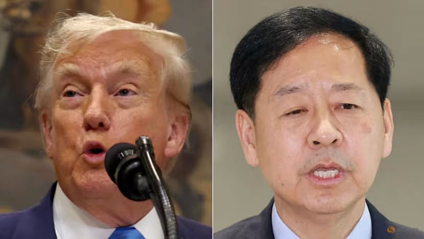 মার্কিন প্রেসিডেন্ট ডোনাল্ড ট্রাম্প (বাঁয়ে) ও দক্ষিণ কোরিয়ার অর্থমন্ত্রী কু ইউন-চেওল