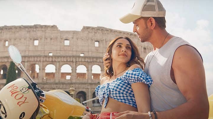 ‘ওয়ার ২’ সিনেমার গানের দৃশ্যে কিয়ারা ও হৃতিক। এক্স থেকে