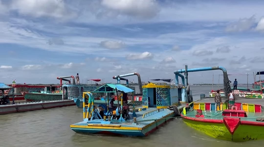 মেঘনায় নদীতে অবৈধ বালু তোলায় ব্যবহৃত ৭টি খননযন্ত্র ও ১টি বাল্কহেড জব্দ করেছে প্রশাসন। গতকাল বুধবার