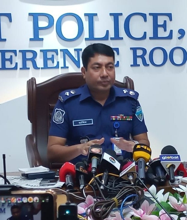 শহীদ মাহবুবুল হাসান হত্যা মামলার অভিযোগপত্র দিয়েছে পুলিশ। আজ দুপুরে নিজ কার্যালয়ে সংবাদ সম্মেলন করে এসব তথ্য জানান ফেনী জেলা পুলিশ সুপার হাবিবুর রহমান