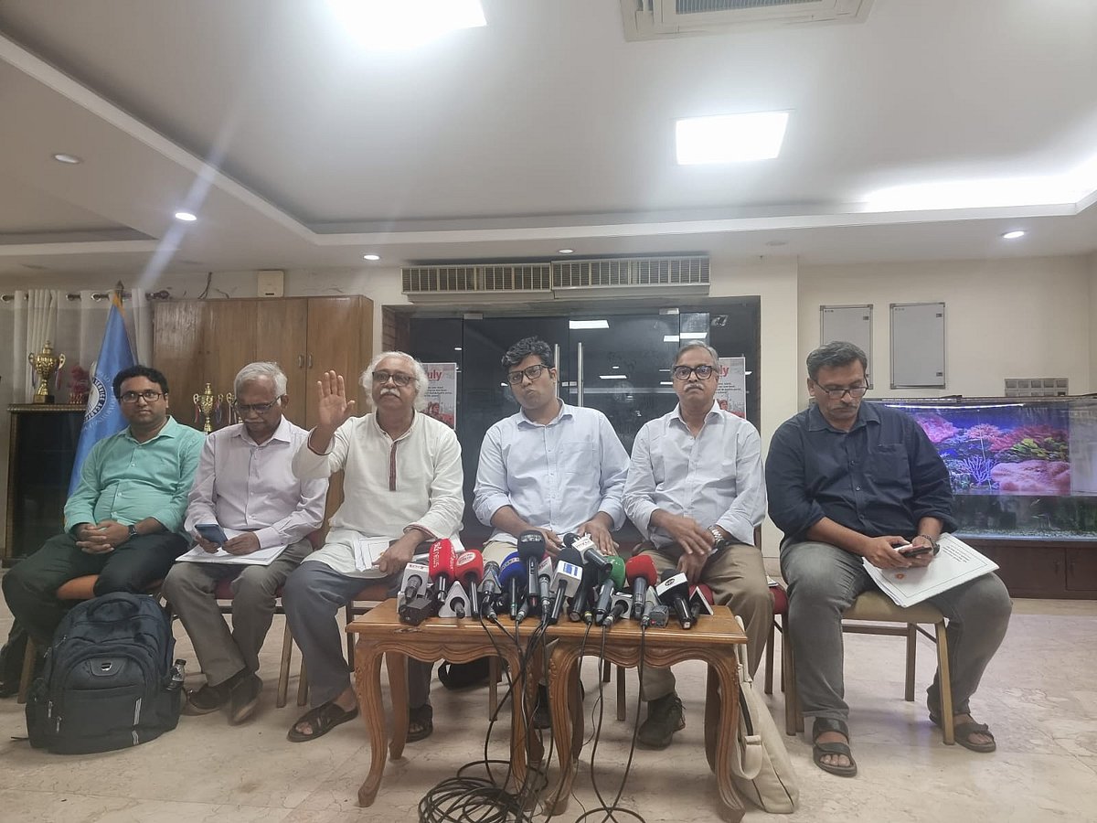 রাজধানীর ফরেন সার্ভিস একাডেমিতে জাতীয় ঐকমত্য কমিশনের সভা বর্জন করে বাম দলগুলো। ৩১ জুলাই, ২০২৫