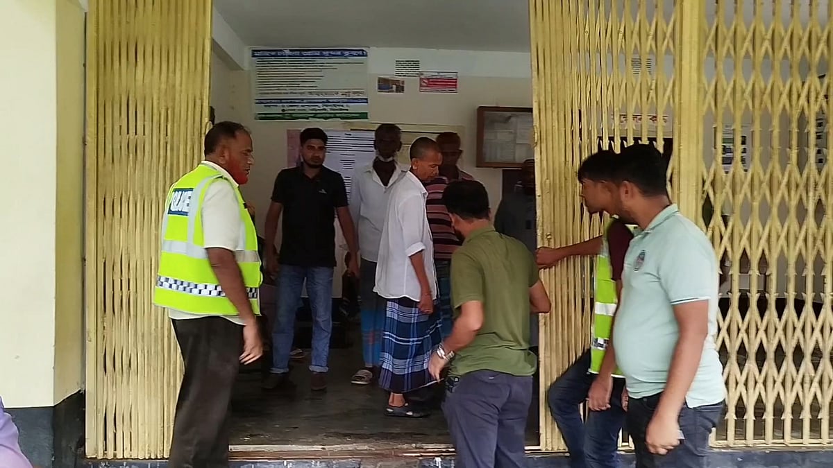 ঝিনাইদহের শৈলকুপায় তালাবদ্ধ ইউনিয়ন পরিষদের ফটক পুলিশের উপস্থিতিতে খোলা হয়। আজ বৃহস্পতিবার দুপুরে