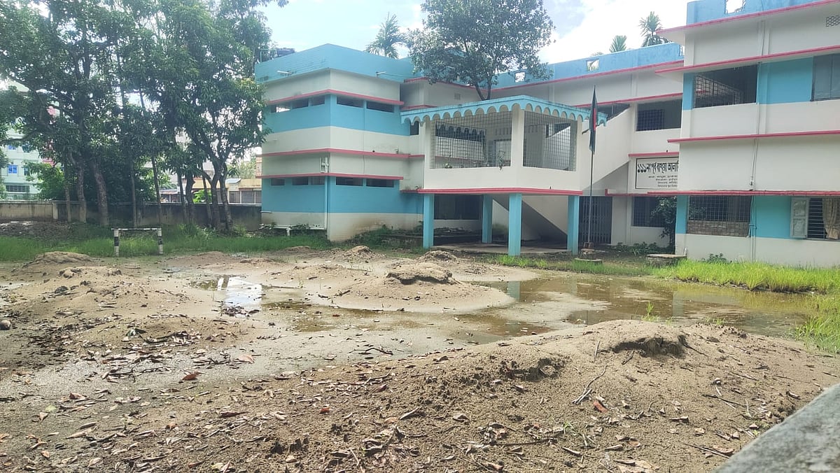 চট্টগ্রামের হাটহাজারীর শিকারপুর ইউনিয়নের পূর্ব বাথুয়া আলামিয়া সরকারি প্রাথমিক বিদ্যালয়। এই বিদ্যালয়েরই শৈশবে প্রাথমিক পাঠ নিয়েছিলেন নোবেলজয়ী অর্থনীতিবিদ ও অন্তর্বর্তী সরকারের প্রধান উপদেষ্টা অধ্যাপক মুহাম্মদ ইউনূস। সম্প্রতি তোলা