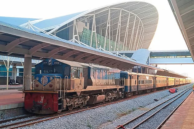 কক্সবাজার রেলস্টেশনে অপেক্ষারত একটি ট্রেন