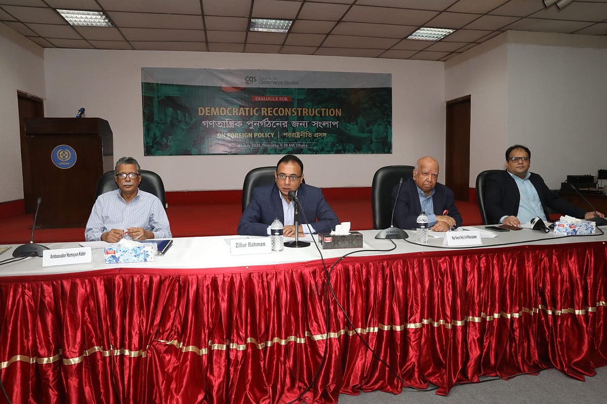 পররাষ্ট্রনীতি নিয়ে সংলাপে আলোচকদের কয়েকজন। আজ বৃহস্পতিবার সকালে রাজধানীর সিরডাপ মিলনায়তনে