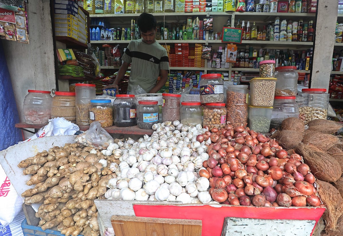 বিক্রির জন্য সাজিয়ে রাখা হয়েছে পেঁয়াজ, রসুন ও আদা। আজ সকালে নগরের ২ নম্বর গেট এলাকার কর্ণফুলী কমপ্লেক্স থেকে তোলা