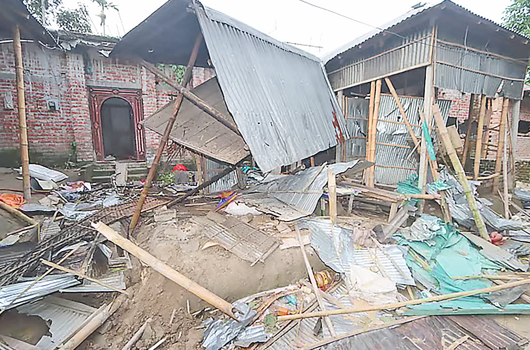 ধর্ম অবমাননার অভিযোগে রংপুরের গঙ্গাচড়ায় সনাতন সম্প্রদায়ের বাড়িঘরে হামলা করে একদল লোক। গত রোববার বিকেলে
