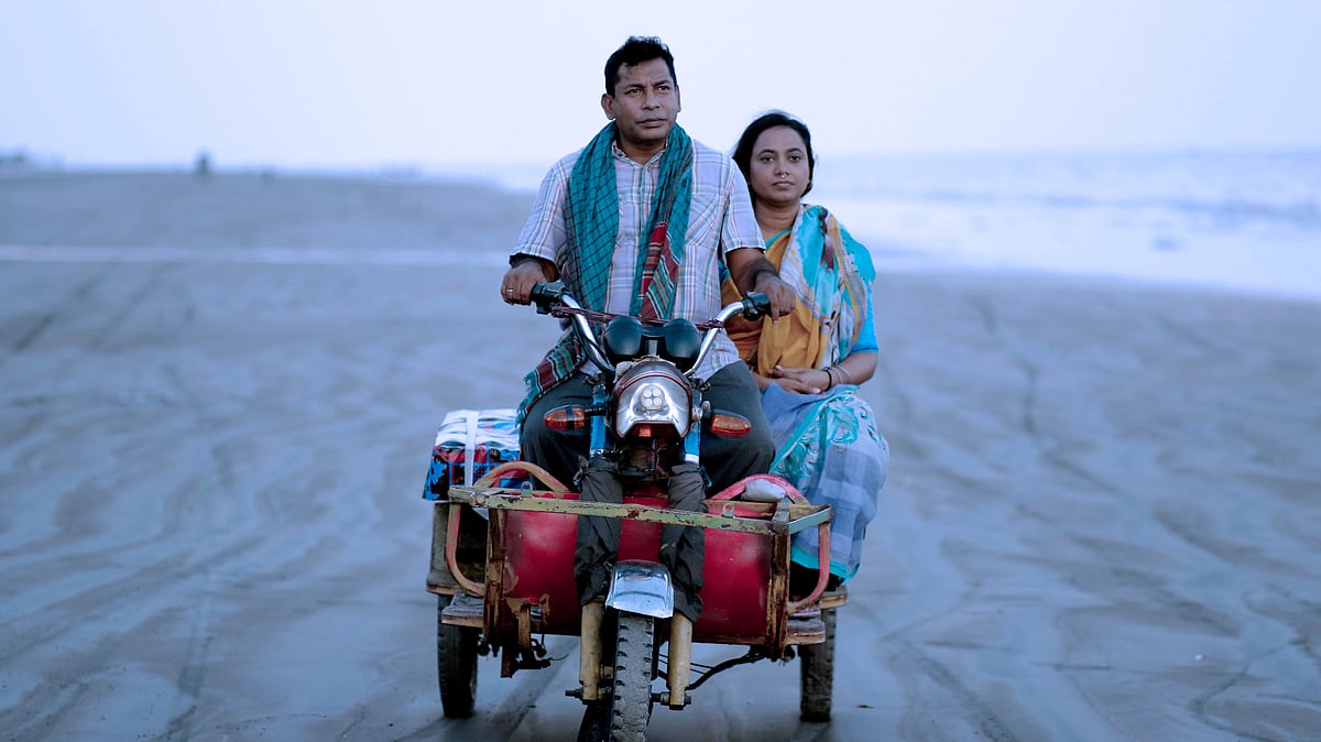 স্বল্পদৈর্ঘ্য চলচ্চিত্র ‘আবর্ত-দ্য সার্কেল’  এর দৃশ্যে রোবেনা রেজা জুঁই ও মোশাররফ করিম