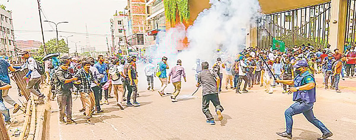 গত বছরের ১৭ জুলাই  ব্র্যাক বিশ্ববিদ্যালয়ে বিক্ষোভ–সমাবেশে পুলিশ কাঁদানে গ্যাসের শেল নিক্ষেপ ও লাঠিচার্জ করে