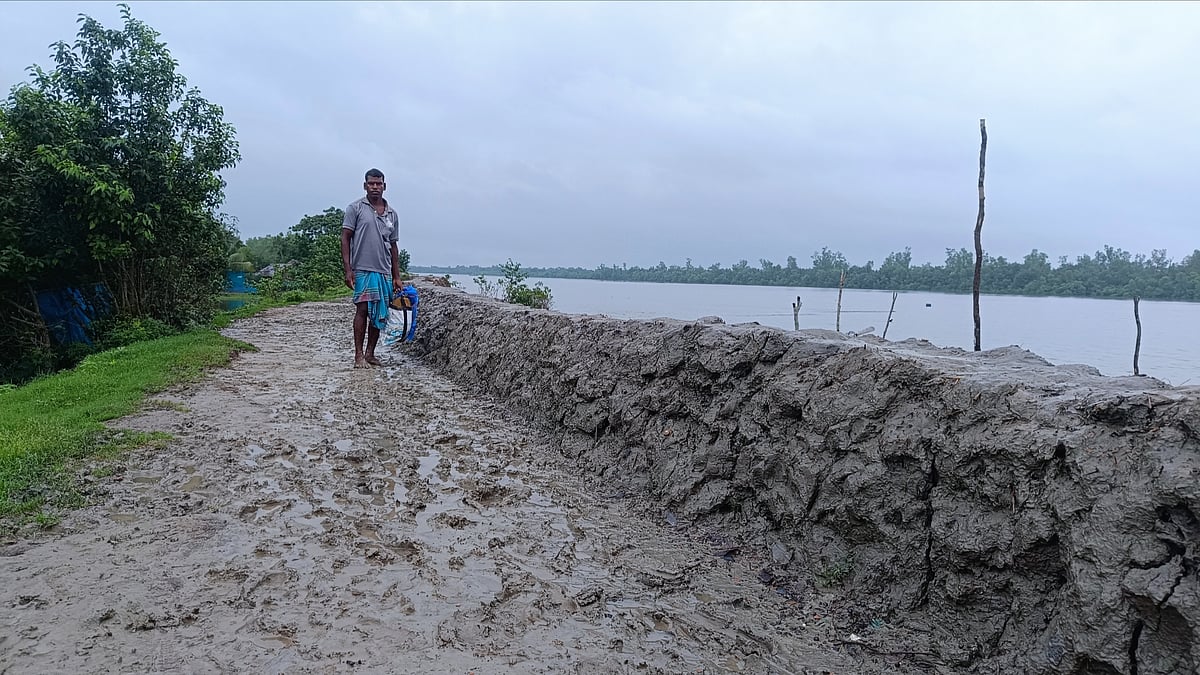 কয়রার শাকবাড়িয়া নদীর তীরে রত্নাঘেরির বাঁধের ওপর মাটির দেয়াল তৈরি করেছেন স্থানীয় লোকজন। গত ২২ জুলাই তোলা