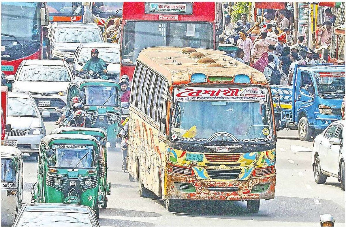 ২১ জুলাই থেকে সরকার লক্কড়ঝক্কড় বাস–ট্রাকের বিরুদ্ধে বিশেষ অভিযান চালাচ্ছে। কিন্তু ঢাকার রাস্তায় এমন বাসও চলাচল করছে, যা জরাজীর্ণ হয়ে পড়েছে। এ ধরনের বাস রাস্তায় চলাচলের কথা নয়। বৃহস্পতিবার রাজধানীর শ্যামলী এলাকায়।