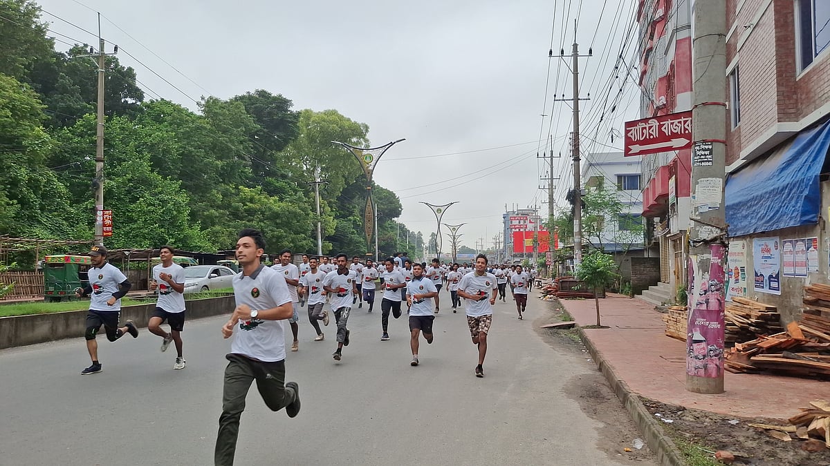 রাজশাহীতে আজ শুক্রবার মিনি ম্যারাথন অনুষ্ঠিত হয়েছে। সকাল সাড়ে ছয়টার দিকে নগরের বিনোদপুর এলাকায়