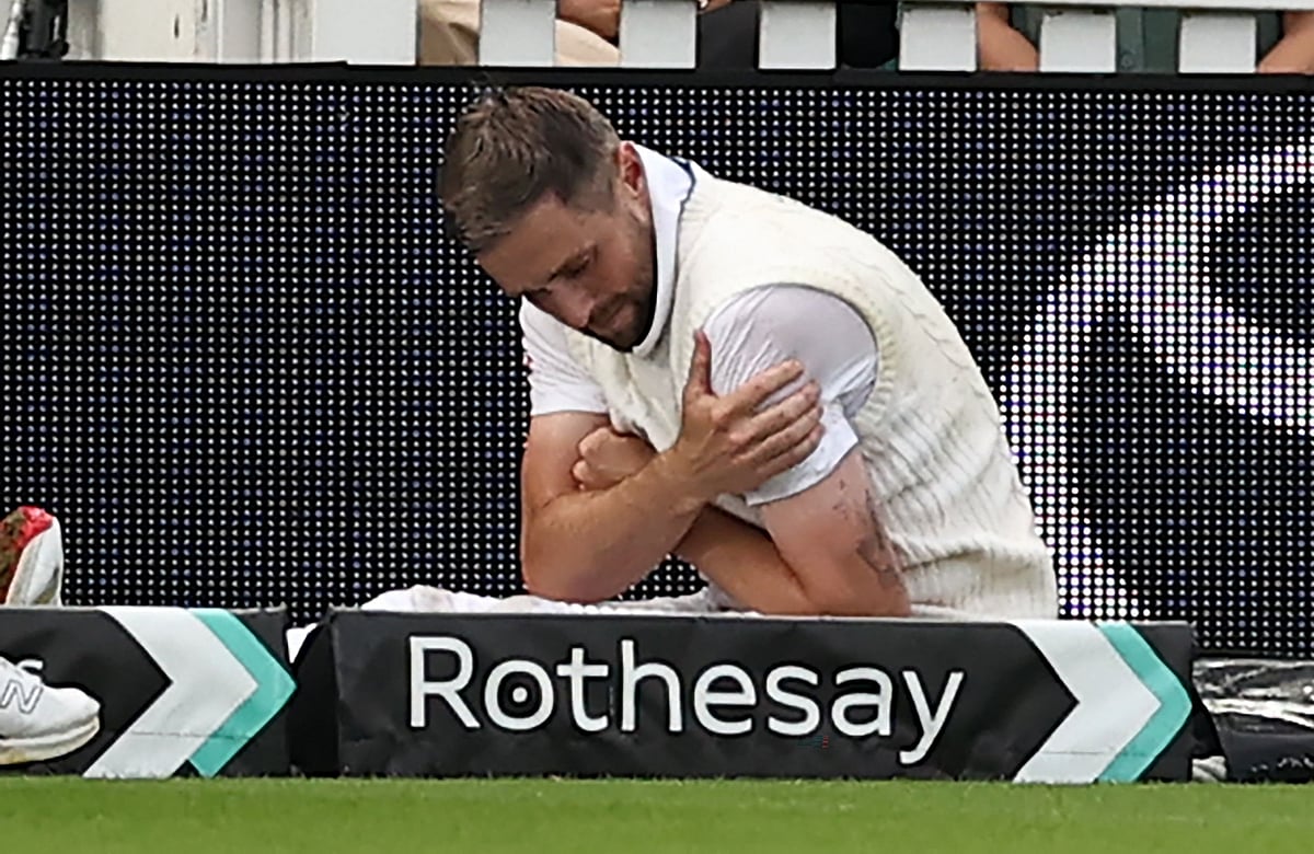 ভারতের বিপক্ষে বাউন্ডারি বাঁচাতে গিয়ে বাঁ কাঁধে গুরুতর চোট পান ক্রিস ওকস